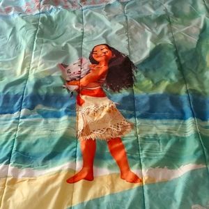 Full-size reversible Moana comforter